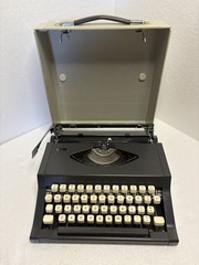 Sears Manual 1 Ultra-portable Typewriter w/ Hard Case – Model 161. 52602