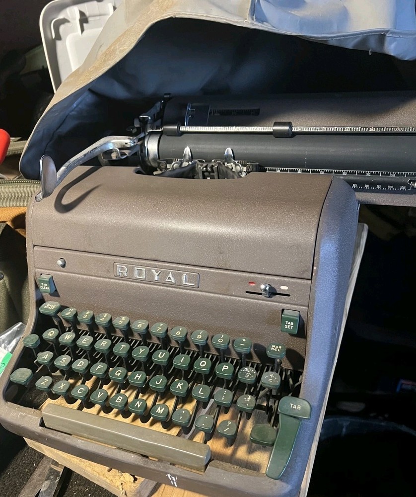 Vintage 1952-1954 Royal HHE “Elite” Model #HHE-6072274 W/ Cover