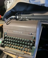 Vintage 1952-1954 Royal HHE “Elite” Model #HHE-6072274 W/ Cover