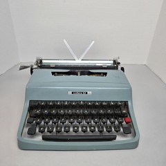 Olivetti Underwood Lettera 32 Typewriter Made in Italy Brazilian Layout 1966