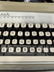 Remington Monarch Portable Typewriter Vintage 1960s two-tone color scheme