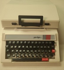 VINTAGE ROVER SUPER DE LUXE MANUAL PORTABLE TYPEWRITER WITH CASE – WORKS