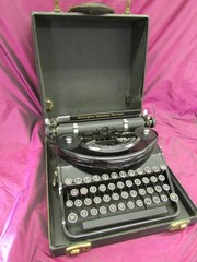 Antique Remington Rand Noiseless Portable Typewriter in case – Black