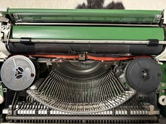 Vtg Olympia Traveller de Luxe Typewriter Green QWERTZ West Germany W/Case As-is