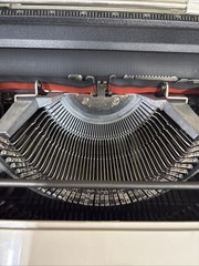 DWN2-Vtg 1970s Underwood 319 Portable Typewriter w/Plastic Case Beige White Keys