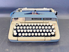 Smith Corona SCM Galaxie Deluxe Manual Typewriter with Case Works