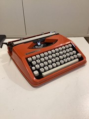 HERMES BABY TYPEWRITER. POP ART. CURSIVE TYPEFACE. SPANISH LAYOUT. ORANGE