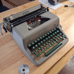 1955 Royal Quiet De Luxe Typewriter w/Case – Vid & Pics – Free Shipping – Nice!