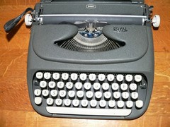 Vintage 1960 Royal Dart Compact Portable Manual Typewriter w/Case