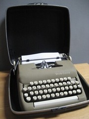 Smith Corona Sterling Brown Typewriter & Case *Works* *Faint Ribbon* White Keys