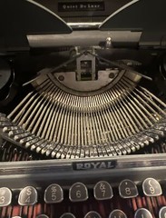 ROYAL 1953 QUITE DE LUXE GRAY PORTABLE TYPEWRITER WITH TWEED BROWN STORAGE CASE