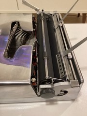 OLIVETTI LETTERA 22 TYPEWRITER. MOMA. SPANISH LAYOUT. SILVER . ELITE FONT.