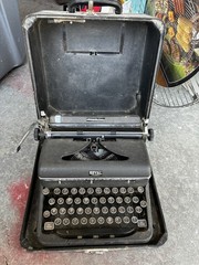 Vintage 1939-1940 Royal Quiet De Luxe Typewriter + Case