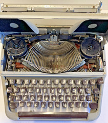 1950’s SM3 OLYMPIA De Luxe Manual Typewriter ~ Gray w/ Brown Keys ~ Metal Case