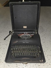Smith-Corona Clipper Vintage Portable Typewriter WORKING With Case 1940’s