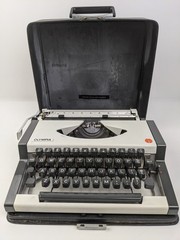Olympia Traveller de Luxe Typewriter Beige White Retro 70’s Vintage
