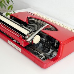 Olympia Splendid 33 Typewriter | 1960s Germany | red | maintained | UPS Express