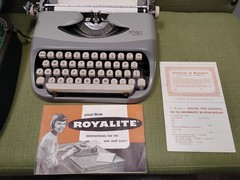 Vintage ‘Royal Royalite’ Manual Compact Portable Typewriter with Case 1960’s