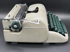 Vintage 1957 Remington Quiet-Riter Miracle Tab Typewriter w/ Case – Works!