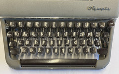 1950’s SM3 OLYMPIA De Luxe Manual Typewriter ~ Gray w/ Brown Keys ~ Metal Case