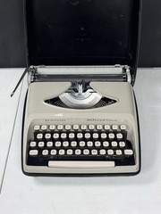 REMINGTON RAND STREAMLINER Portable Typewriter – 1964 Excellent Condition