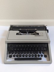 VTG Olivetti Underwood Dora Typewriter Made in Italy For Repair/Parts w/ Case