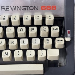 Vintage 1970s Sperry Rand Remington 666 Manual Typewriter With Case READ!!