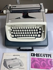 Vintage 1967 Nice Royal Safari Portable Typewriter W/Case – Types & Looks V/Well