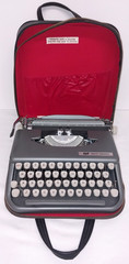 1961/62 Smith Corona Skyriter Ultra portable Typewriter 4Y series Tested & Works