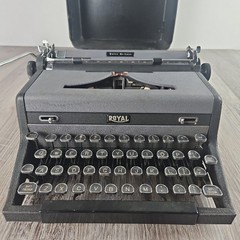 1948 Royal Quiet DeLuxe Portable Typewriter w Spanish Layout Grey w Case Vintage