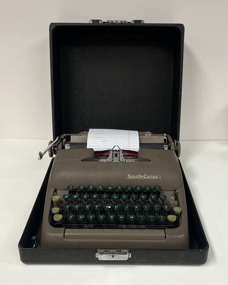 Vintage 1950’s Smith Corona Clipper Portable Typewriter/Case Elite Type
