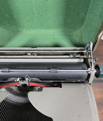 Remington Quiet Riter Portable Typewriter W/Case & Key Works Green Keys