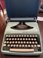 Vintage Remington Streamliner Sperry Rand Portable Manual Typewriter w/Case Aqua