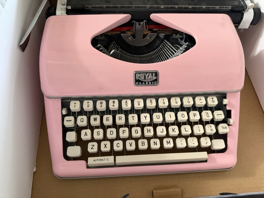 Royal 79105Y Classic Manual Typewriter – Pink
