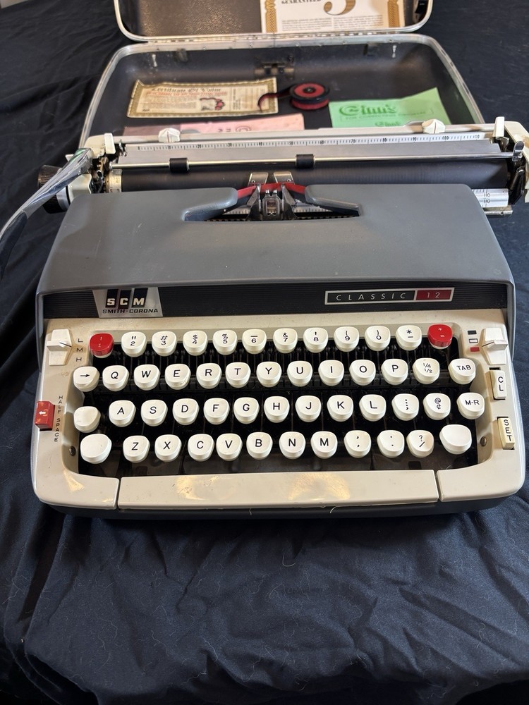 Vintage Smith-Corona SCM Classic 12 Manual Portable Typewriter with Case