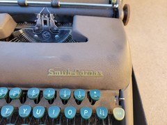 Smith Corona Sterling Typewriter Hard Case Beige W/ Green Keys Lockheed Aircraft