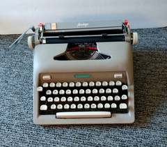 1960 Royal Heritage Magic Margin Portable Manual Typewriter & Case Tan Beige USA