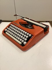 HERMES BABY TYPEWRITER. POP ART. CURSIVE TYPEFACE. SPANISH LAYOUT. ORANGE