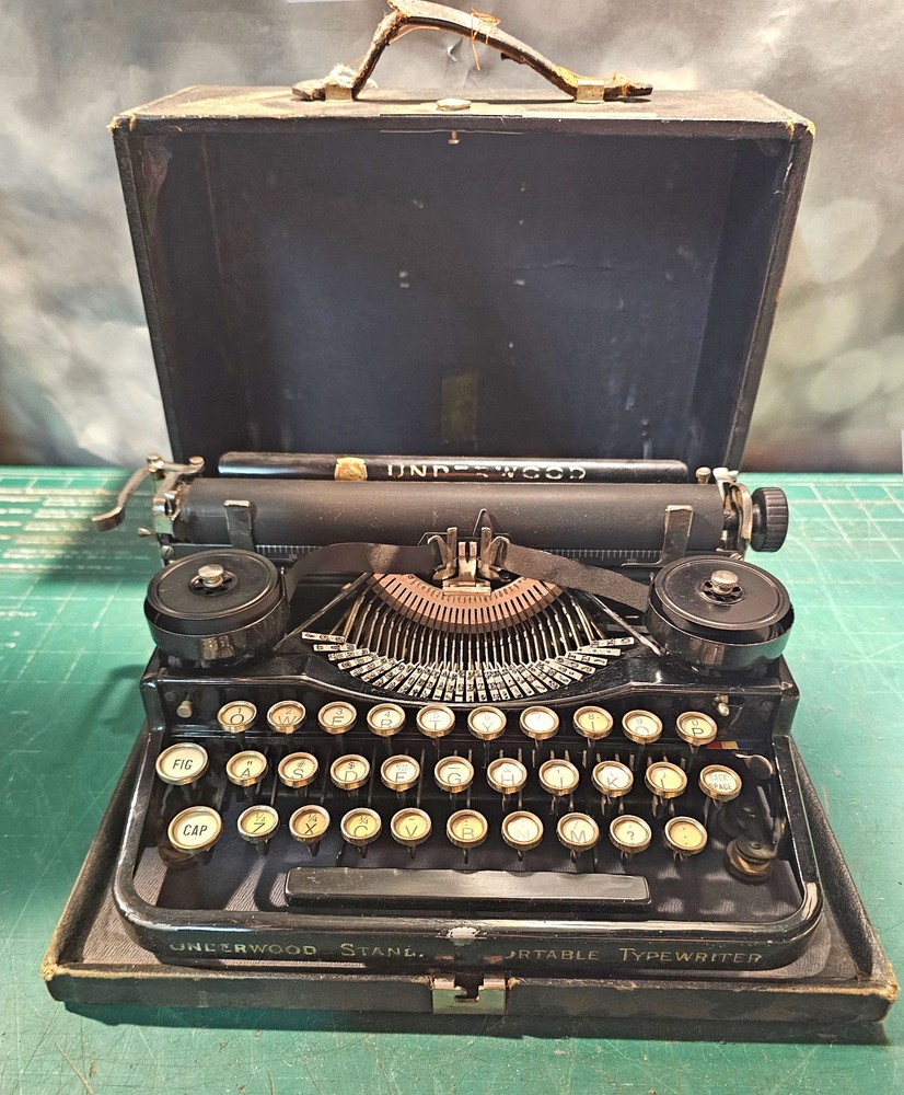 1922 UNDERWOOD Portable Typewriter – 3 Bank – SN42023 – Petit Pica(?) – Serviced