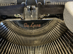1950’s SM3 OLYMPIA De Luxe Manual Typewriter ~ Gray w/ Brown Keys ~ Metal Case