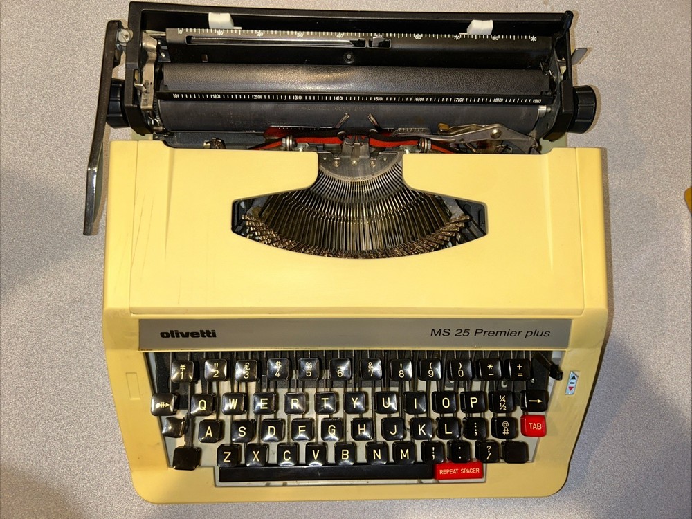 Olivetti MS 25 Premier Plus Portable Manual Typewriter with Hard Carrying Case