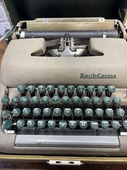 Vintage Smith-Corona Clipper Portable Typewriter Green Keys w/ Case Mid-Century