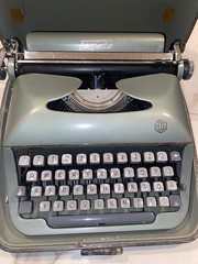 1957 TORPEDO MODEL 20 PORTABLE VINTAGE TYPEWRITER WITH CASE made In Germany