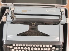 VTG Signature 500 Manual Portable Typewriter MONTGOMERY WARD Model 8004