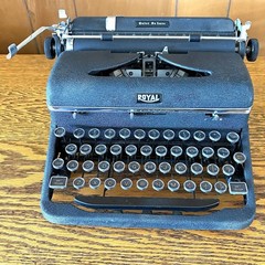 Vtg 1940’s-50’s ROYAL Quiet De Luxe Portable Manual Typewriter & Case EXCELLENT!