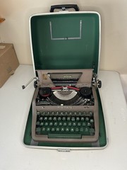 Vintage 1950s Royal Quiet De Luxe Portable Typewriter (Green) w/ Case