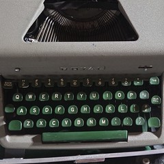 1950s Royal Quiet De Luxe Manual Typewriter w/ Case, vintage art deco mcm