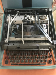 Serviced Vintage Olivetti Lettera-32 Manual Typewriter Refurbished by a Mechanic