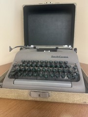 Vintage Smith-Corona Sterling 5A manual typewriter (works) with carrying case