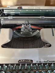 Vintage 1950’s Smith Corona Silent Super Typewriter With Case – Tested